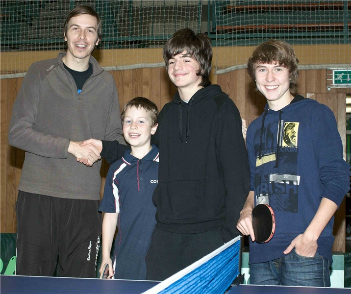 Sportwart Bastian Rüger gratuliert dem neuen Jugend Vereinsmeister Simon Kühn. V.l.n.r.: Bastian Rüger, Tim Lüber, Simon Kühn und Constantin Eilebrecht