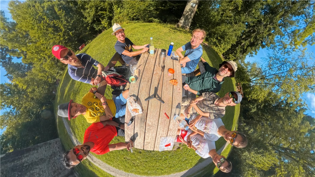 Gut gelaunt unterwegs: Die 2. Herrenmannschaft des TTV Ettlingenweier beim Meisterschaftsausflug im Albtal.